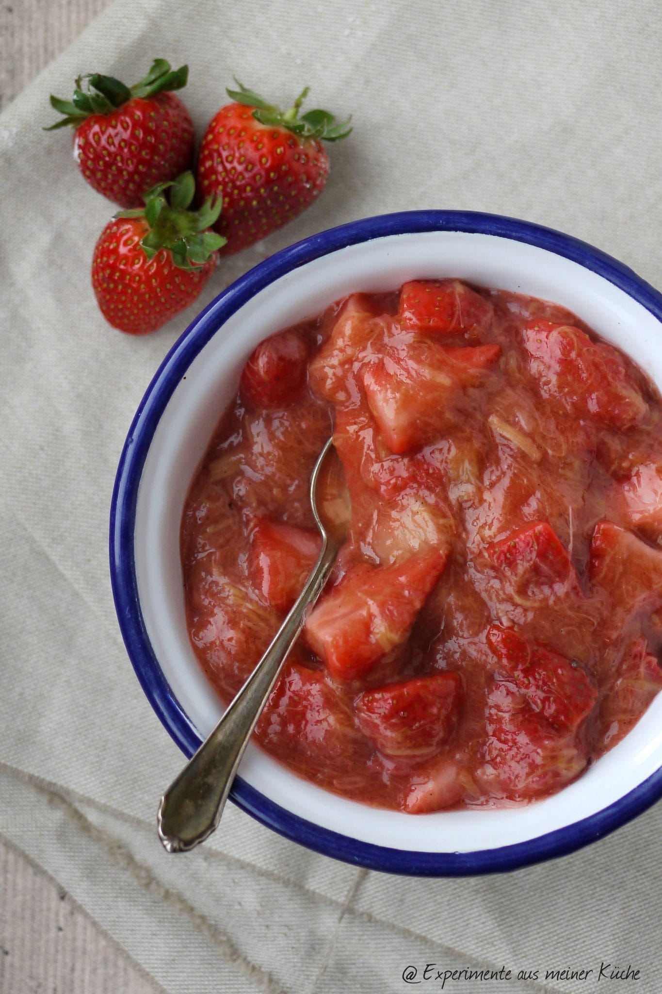Rezept: Pfannkuchen mit Erdbeer-Rhabarber-Kompott